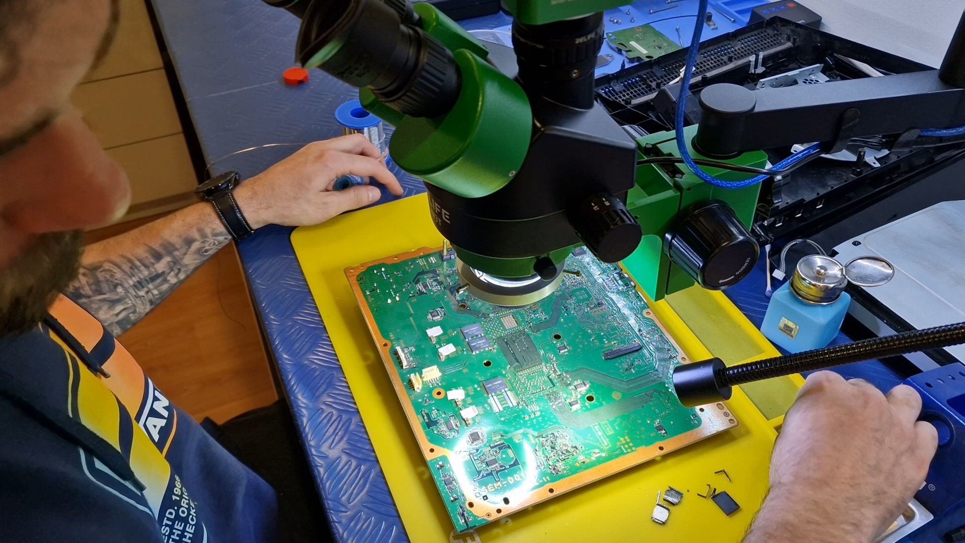 Placa eletrónica com componentes — eletrónica de precisão